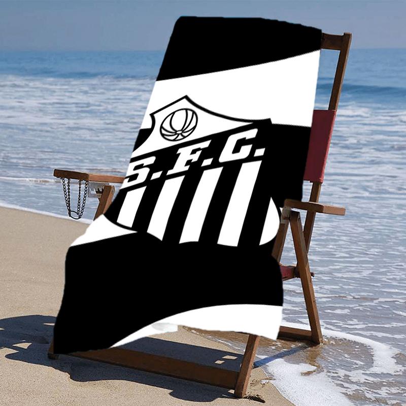 Пляжное полотенце с узором логотипа Santos SFC - мягкое, впитывающее, можно стирать в машине. Легкое и современное, для плавания, незаменимое в путешествии