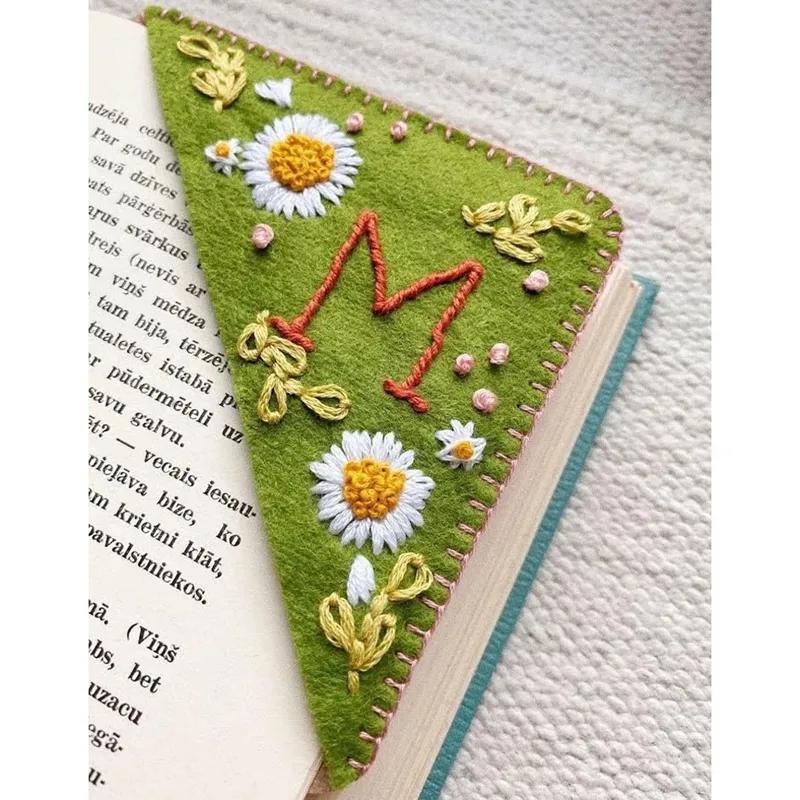 Personalized Hand Embroidered Corner Bookmarks Felt Triangle Markers Bookmarks Gifts For Reading Lovers YLE049