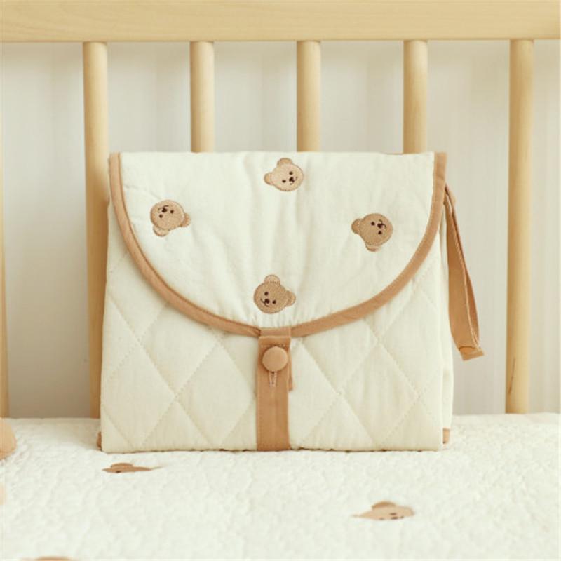 70*50см Портативный пеленальный коврик для малыша Ин Симпатичный мультяшный Складной коврик для подгузников Водонепроницаемая пеленальная станция для путешествий Карман для хранения