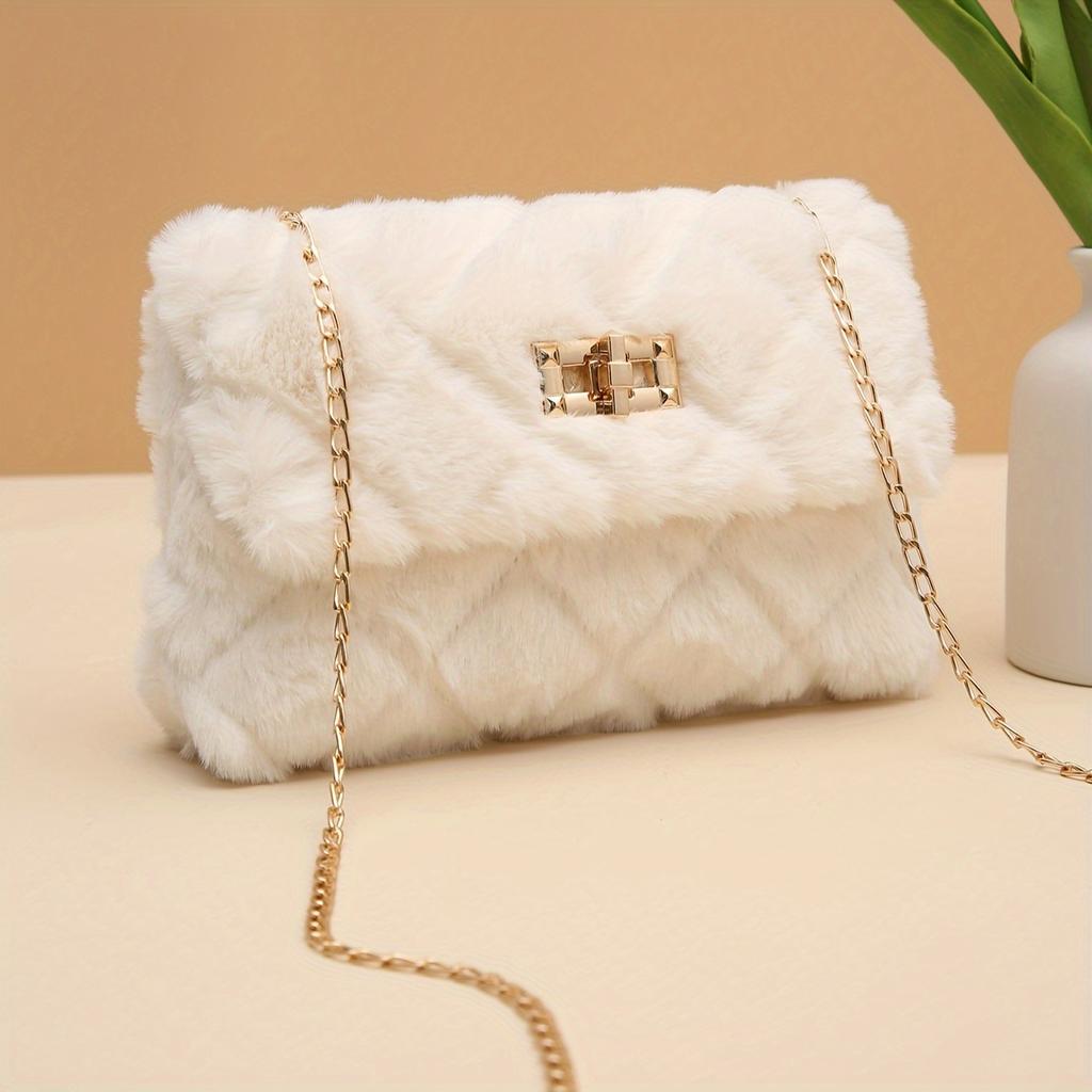 Легкая повседневная сумка кроссбоди из искусственного меха с цепочкой и застежкой-турникетом. Пушистая мягкая сумка-мессенджер через плечо. Съемный ремешок и нейлоновая подкладка.