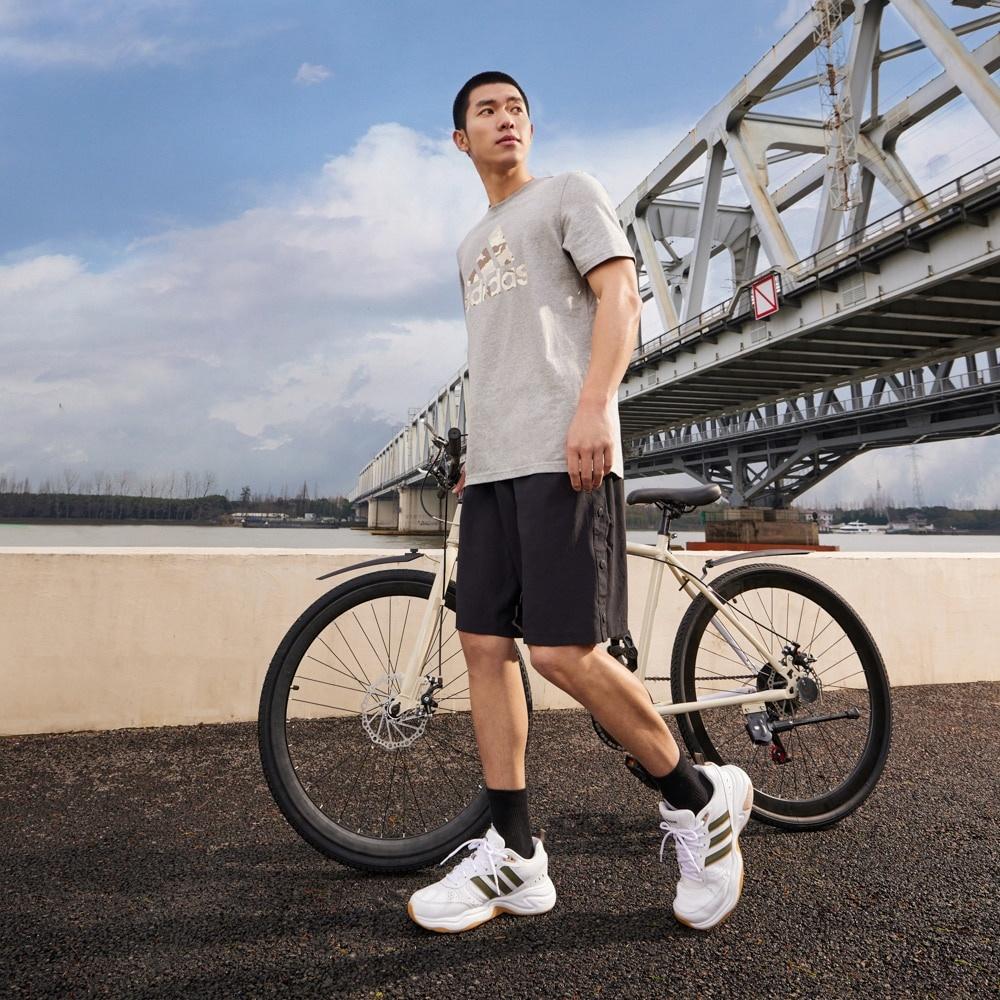 adidas Футболки мужские средние серо-меланжевые с круглым вырезом умеренного прямого кроя HE4792