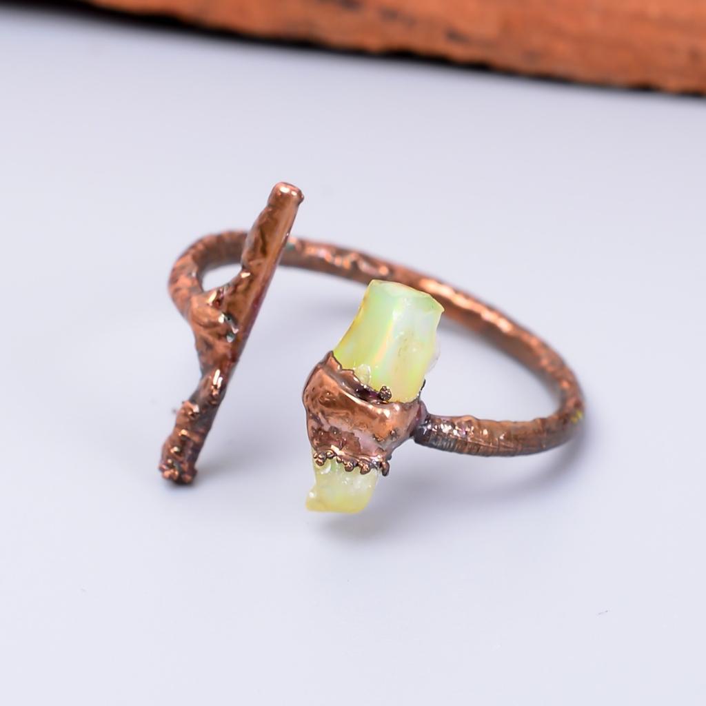 Изысканное кольцо-обещание из меди с гальваническим покрытием, украшенное драгоценным камнем эфиопским опалом и выполненное в стиле бесконечности. Ювелирное изделие V-56