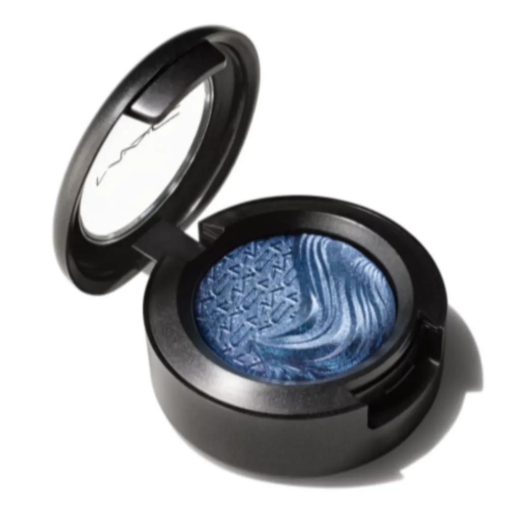 MAC LUNA Extra Dimension Eyeshadow Girlfriend