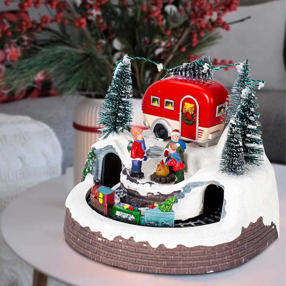 Рождественская деревенская сцена с костром со светодиодными огнями и движущимся поездом. Украшения для дома, настольные украшения, праздничные дисплеи USB.