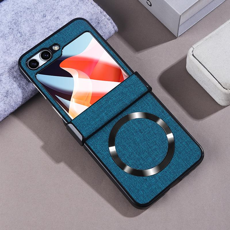 Магнитный чехол Samsung Z Flip7/6/5 с тканевой текстурой и защитой экрана