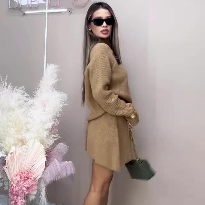 Женский трикотажный свитер и короткая юбка однотонного цвета, комплект, осень 2024