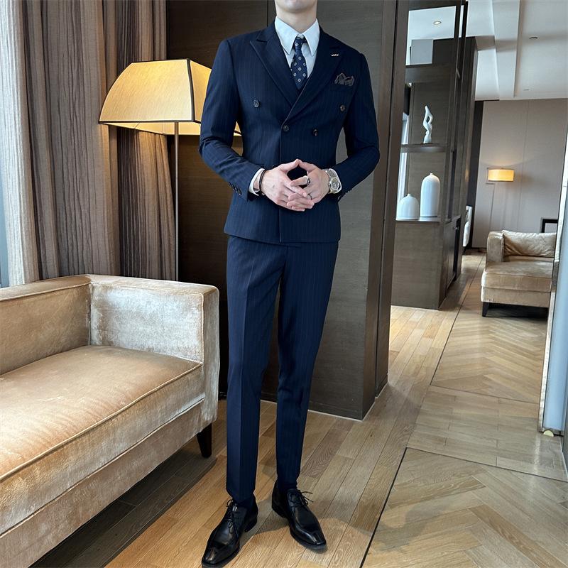 Мужской полосатый двубортный приталенный костюм в стиле business casual
