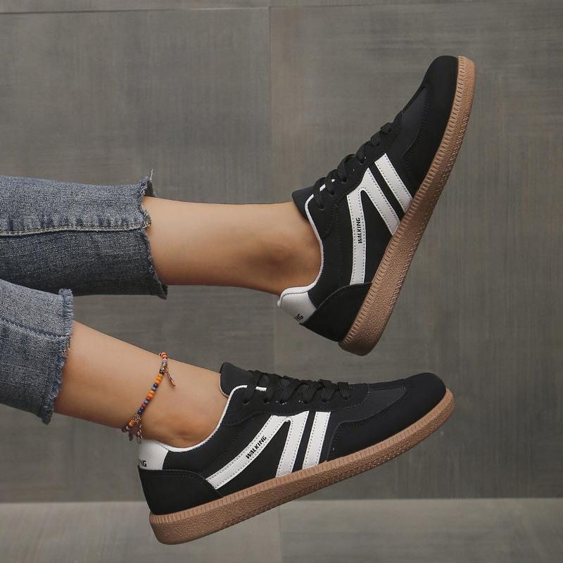 Женщина в больших ретро-туфлях на плоской подошве с цветными блоками