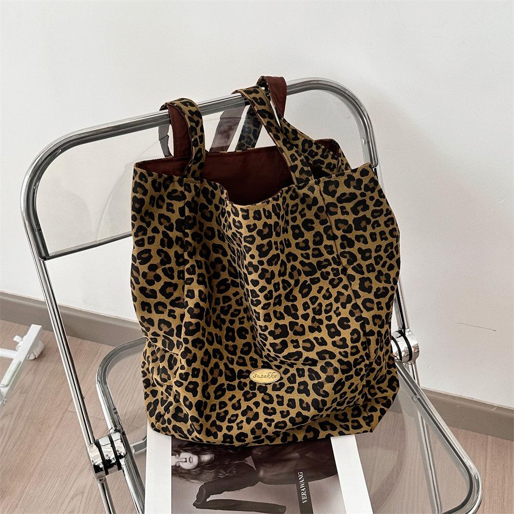 Холщовая сумка с леопардовым принтом: Женская сумка через плечо большой вместимости, коллекция Осень/Зима 2024, новый дизайн двойной сумки.