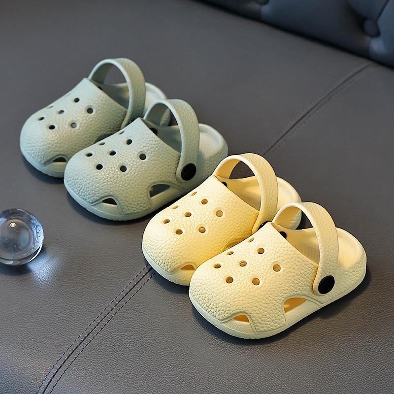 Хиты продаж 2026 года Crocs для детей - Нескользящие слипоны для дома и улицы, Закрытая обувь для мальчиков и девочек