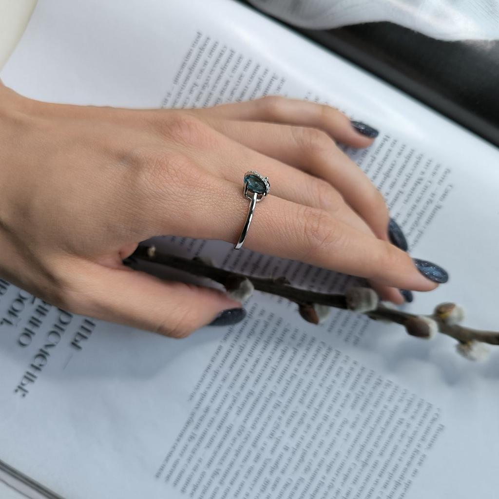 Серебряное кольцо с топазом Лондон Блю 1.841ct, фианитами, вес изделия 2,35 гр (2178156)