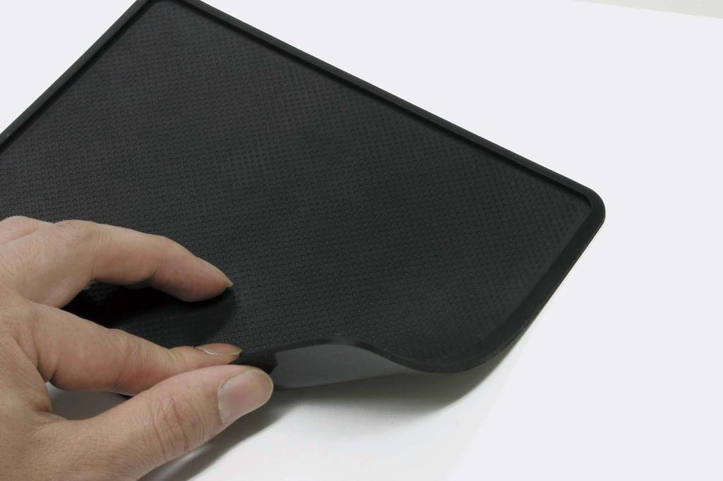 Нескользящий коврик Napolex Genuine sense car с бортиком, который повторяет форму приборной панели. Легко всасывается после мытья водой. Удобный для восстановления.