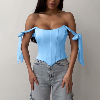 Женский топ прилегающего силуэта с бретелями «елочкой» необычной формы