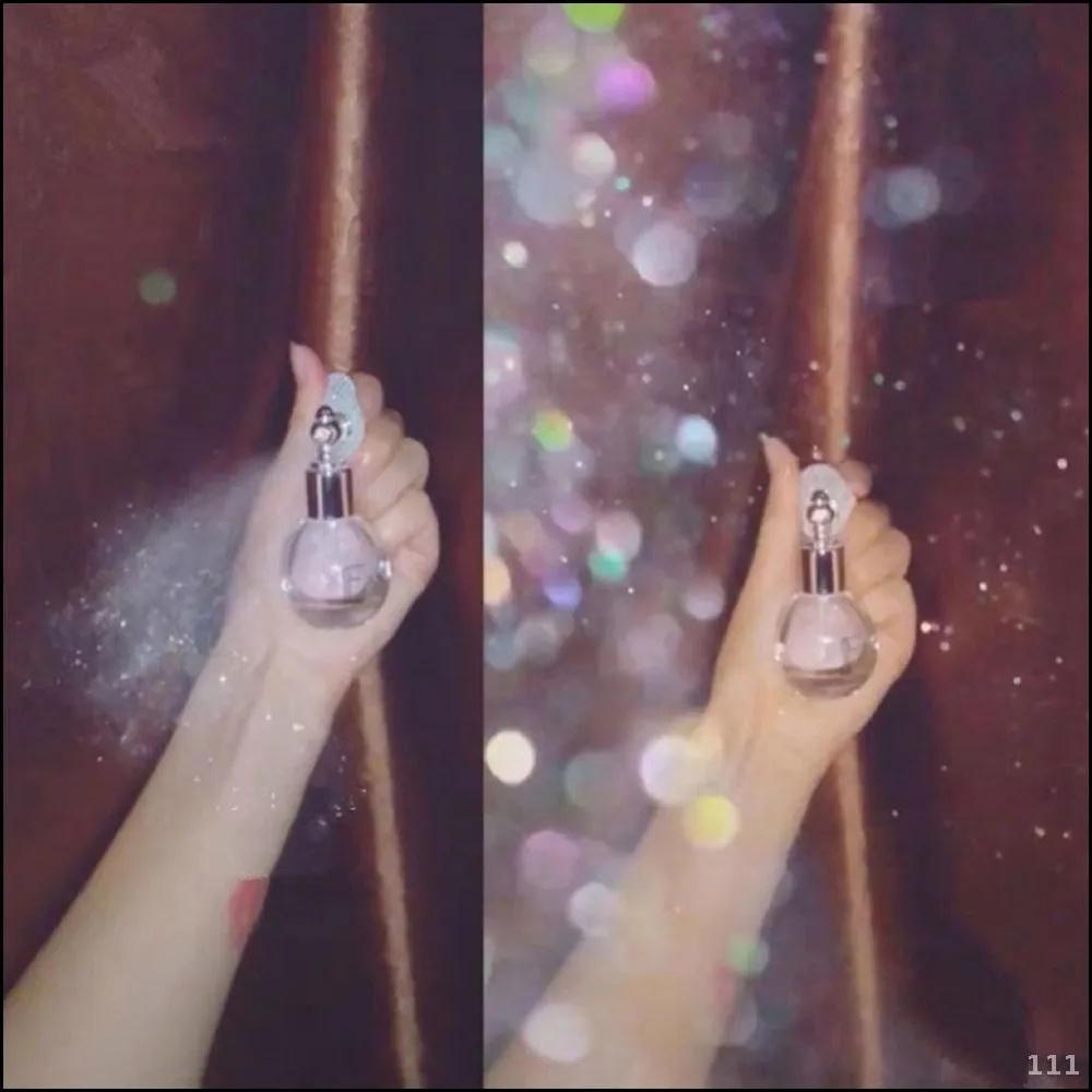 , Спрей-хайлайтер с блестками и мелкими частицами.