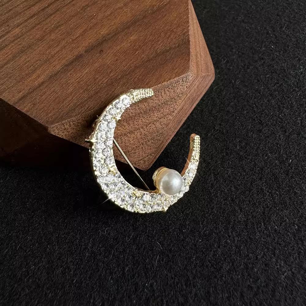 Fashion Design Sense Flash Diamond Moon Pearl Brooch Clothing Accessories Fashion Temperament Personality Accessories