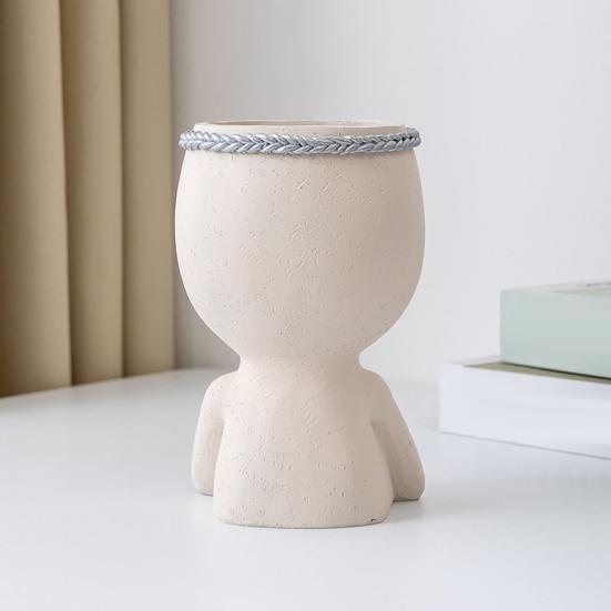 Суккулентный горшок Маленькая девочка с закрытыми глазами и жестом сердца Отверстие для дренажа Лицо