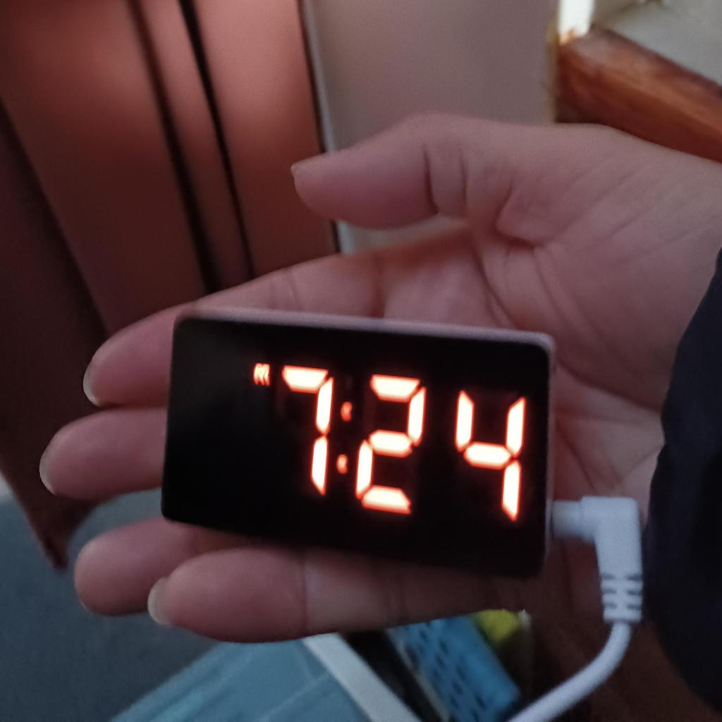 Портативный пластиковый будильник со светодиодным дисплеем и временем/календарем/температурой