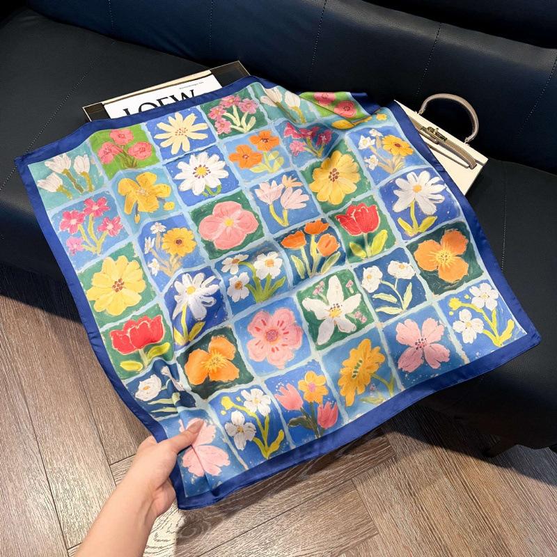 Retro silk scarves for women's new high-end accessories, neck small square scarf, scarf waist, fashionable and versatile, and gifts can be given.