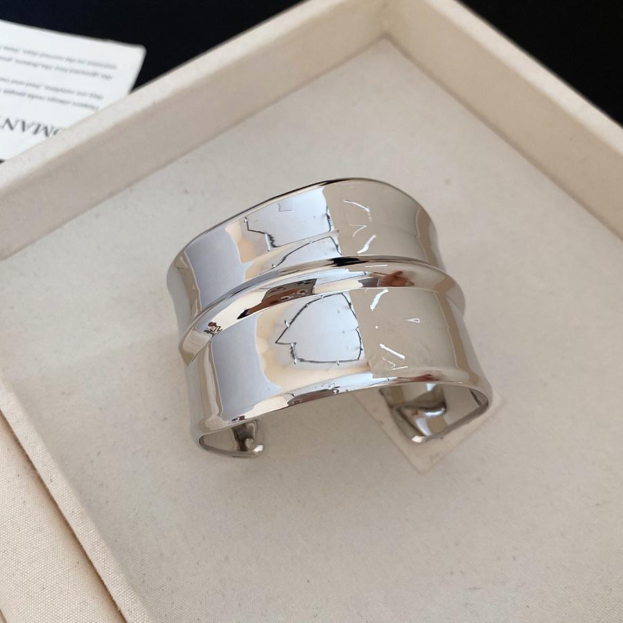 Металлический браслет-манжета с неровной волнистой текстурой: Универсальные модные украшения для женщин