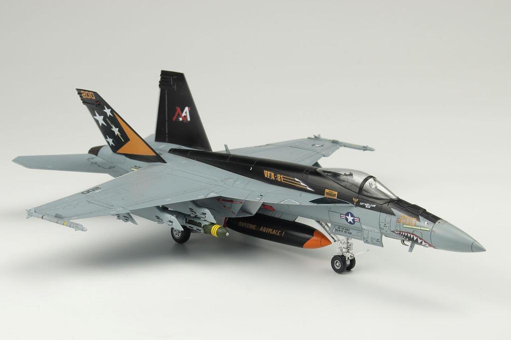 PLATZ Американский палубный истребитель Super Hornet Sunliners пластиковая модель 1/72 F/A-18E VFA-81 AE-34