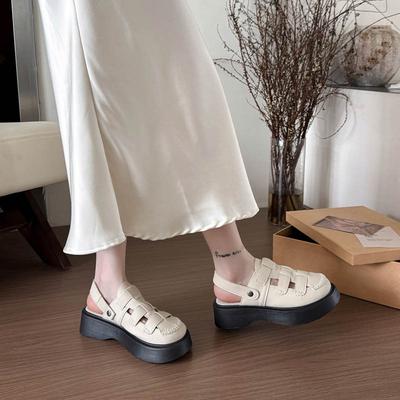 Две носят полые сандалии с закрытым носком женские 2025 лето новые с дырками Мори Романские туфли на толстой подошве полушлепанцы женские для улицы