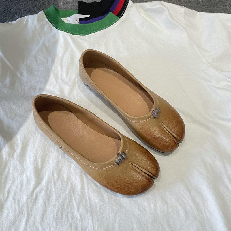 2025A Новый стиль кожаных туфель с разделением пальцев с эффектом стирки, женские неглубокие серебристые туфли на каблуке «свиное копытце» и балетки