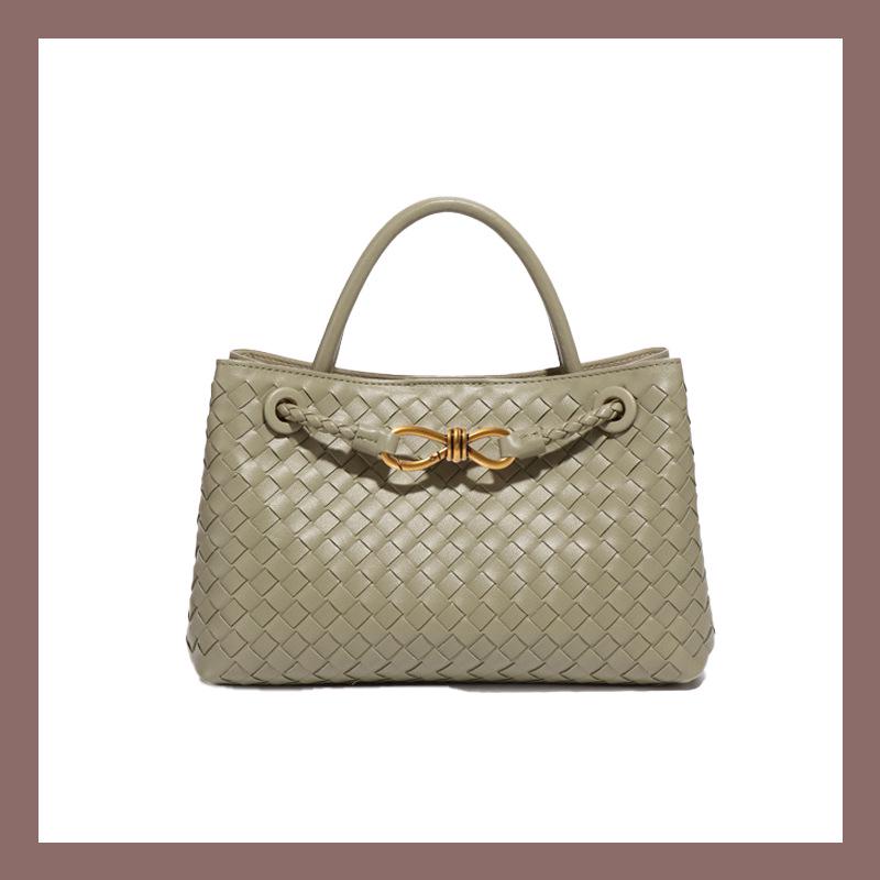 Вместительная сумка среднего размера через плечо или через почтальонку ручной работы