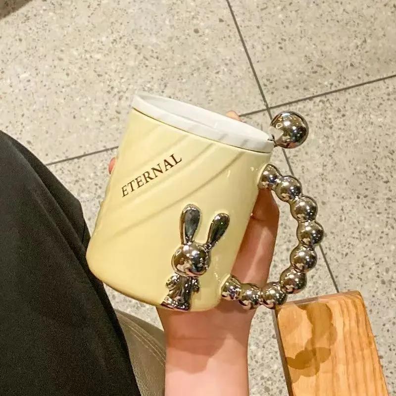 Утолщенная керамическая чашка Premium Feel Mark Cup с крышкой-ложкой, идеальная офисная чашка для девочек, идеальная чашка для питья для дома, кружки для кофе и воды