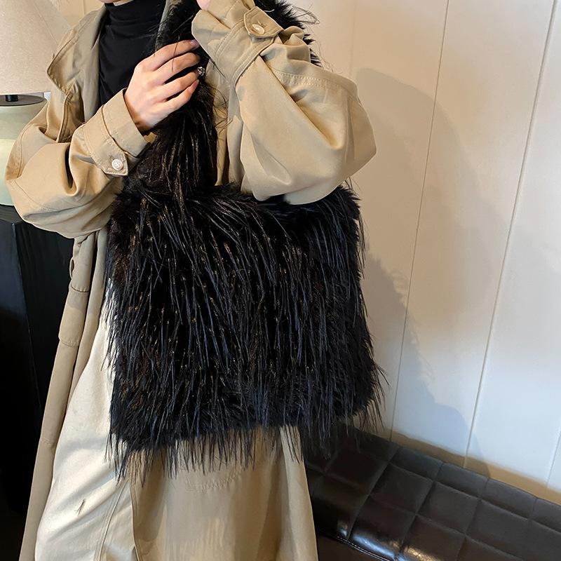 Осенне-зимняя плюшевая сумка большой вместимости женская 2025 новая повседневная в иностранном стиле сумка через плечо сумка-тоут плюшевая сумка-ведро