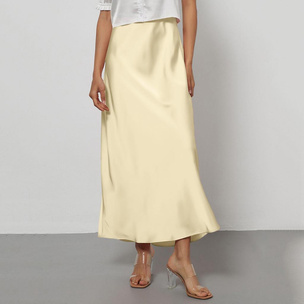 Элегантное женское атласное платье-миди с юбкой и драпировкой, облегающего силуэта.