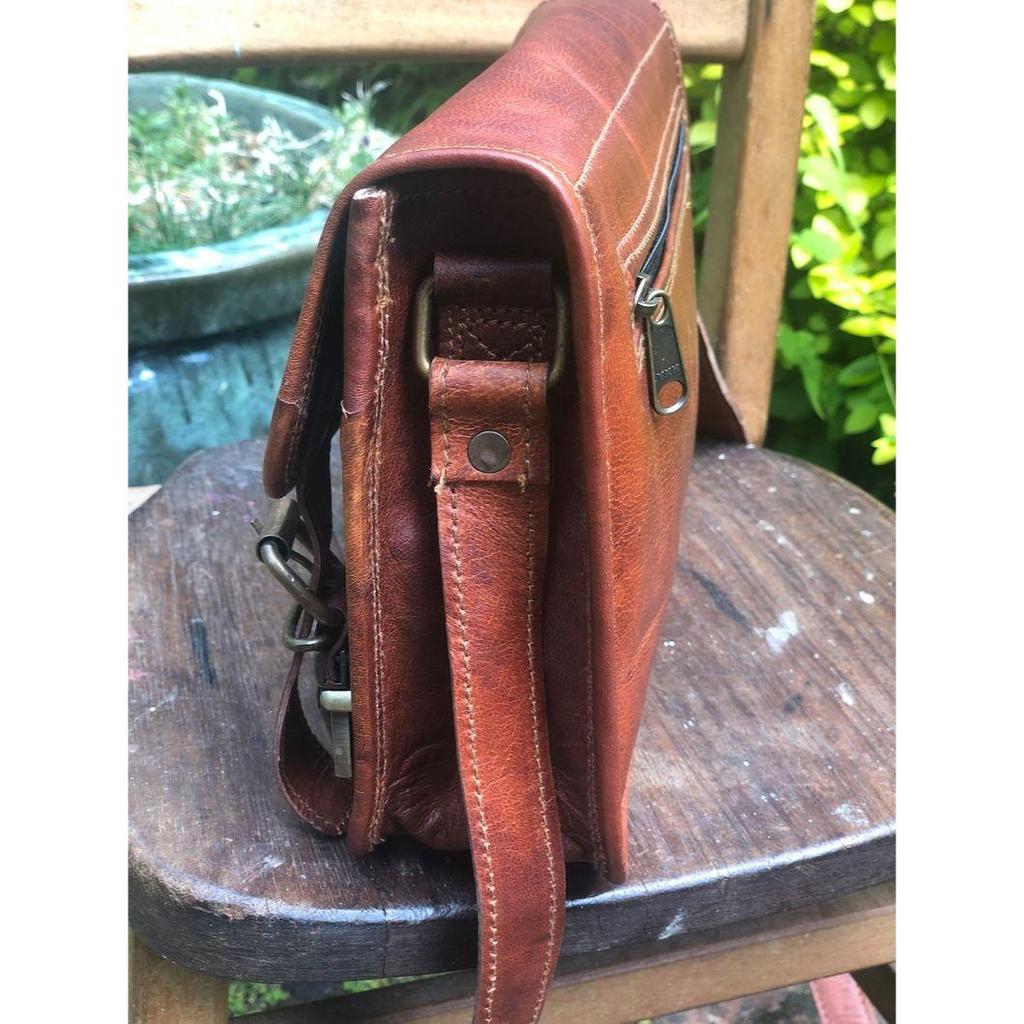 Стильная маленькая коричневая кожаная сумка, кожаная сумка-мессенджер в винтажном стиле, сумка через плечо размером 7 x 9 дюймов, сумка из потертой кожи, сумка Fairtrade.