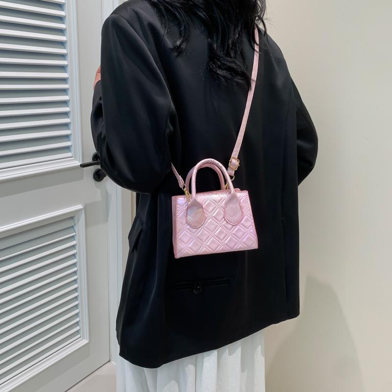 Женская сумка из лакированной кожи с ромбовидным узором 2024 года, новый модный дизайн, яркое лицо, сумка в иностранном стиле, модная сумка через плечо