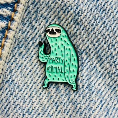 Новая эмалированная булавка, забавный ленивец, вечерние животные, милая металлическая булавка, подарок на день рождения, 1 шт.