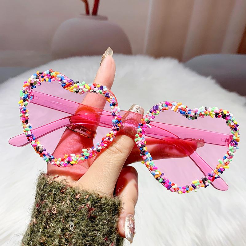Новые солнцезащитные очки Love Personality Sticker Fashion Peach Heart Women Single Party Trending Beach Sunglasses
