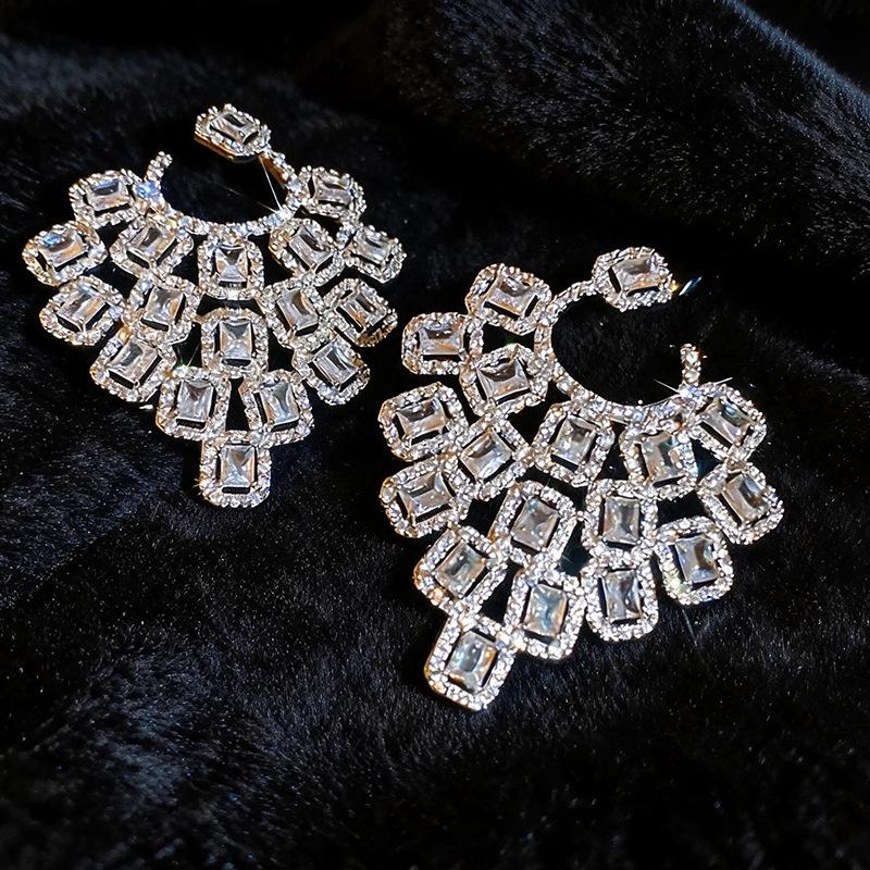 Роскошные серебряные серьги-гвоздики с квадратными цирконами - Элегантный и модный дизайн для женщин