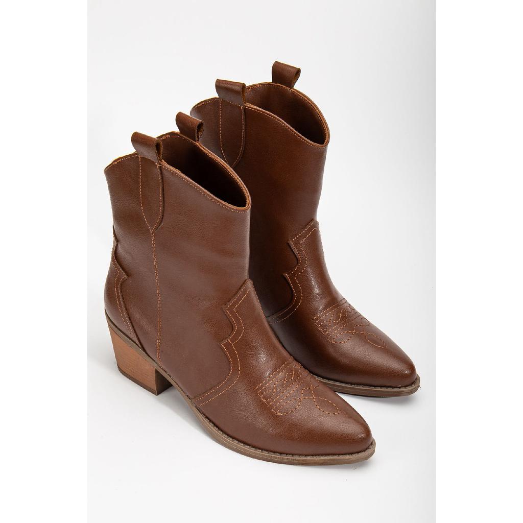 Кремовые бежевые матовые замшевые ковбойские сапоги из норки с камнем в стиле вестерн