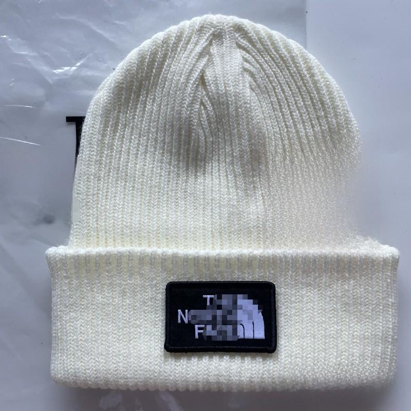 Вязаная шапка в городском стиле с вышивкой букв для повседневной носки в холодную погоду