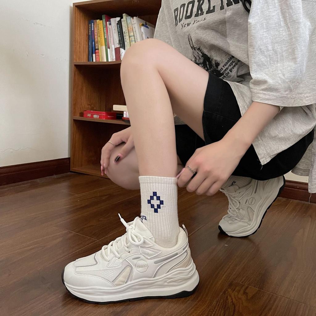 Женские кроссовки дышащие 2025 новые ретро классические модные ретро платформа усиливающие супер огонь повседневные папины туфли