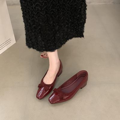 Грубый каблук французские красные вечерние туфли женские туфли 2024 новые весна и осень с юбкой бант туфли для поездок на работу