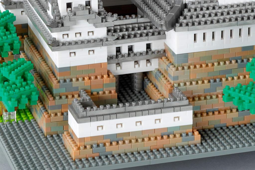 Kawada Nanoblock Himeji Castle Special Deluxe Edition, версия Metallic Silver. НБ-042А