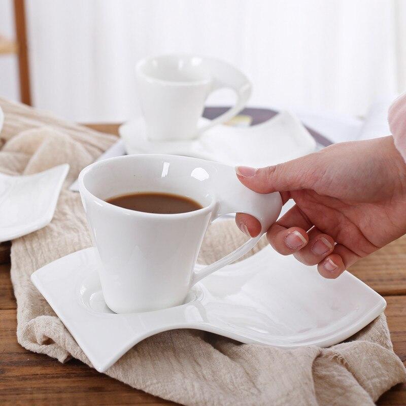 1/3 комплекта керамической кофейной чашки с волнистым блюдцем и набором ложек, Европейская маленькая роскошная кружка для молока для пар, белая фарфоровая офисная чайная чашка, посуда для напитков
