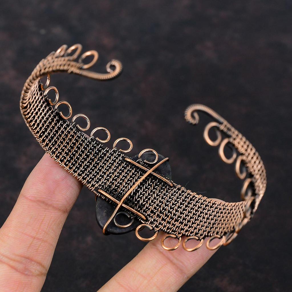 Браслет-манжета из солнечного камня иолита, обмотанный медной проволокой, регулируемый браслет-манжета, ручной работы, обмотанный медной проволокой, уникальный браслет с драгоценными камнями