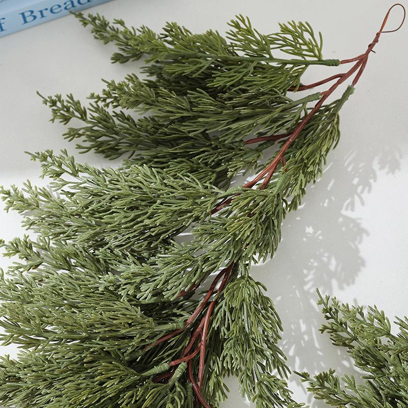 Рождественское украшение на дверь из сосновых веток и ягод