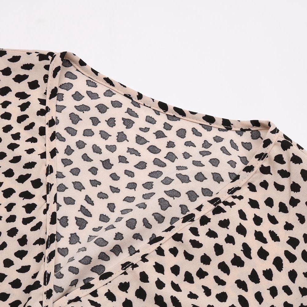 Летнее длинное платье с леопардовым принтом и короткими рукавами и V-образным вырезом и высокой талией