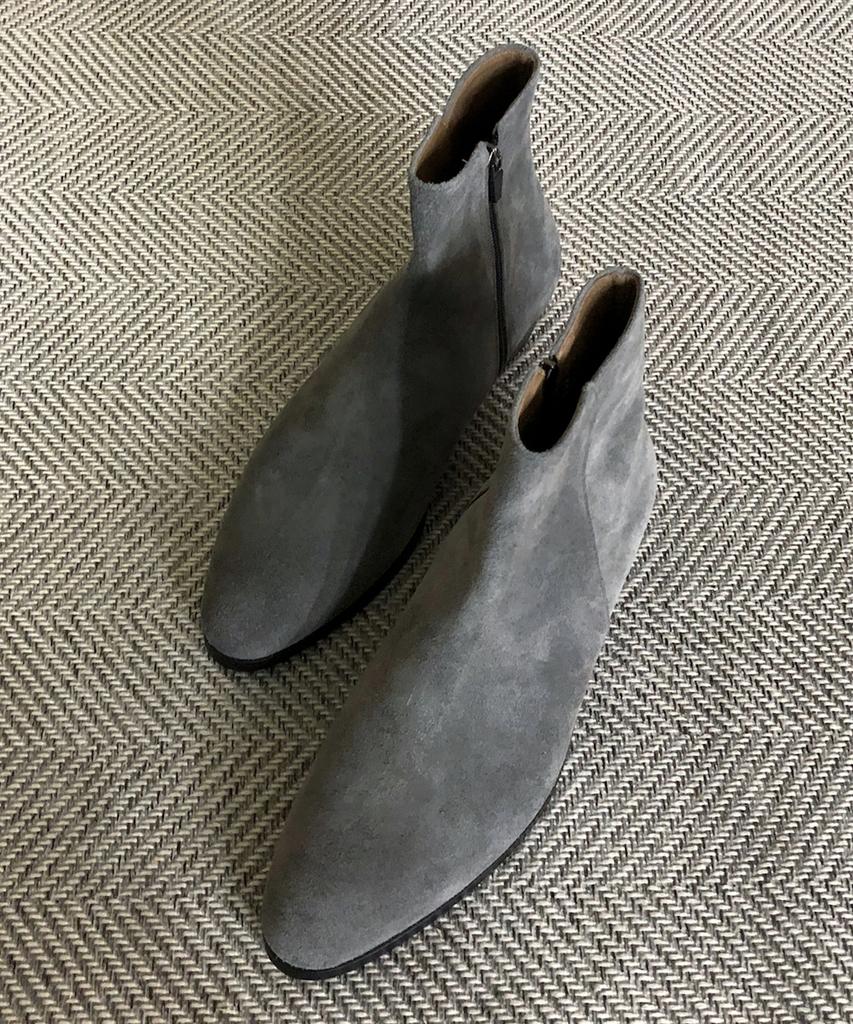 Joenshoe Hugo Rounded Suede Side Zipper Chelsea Boots Gray