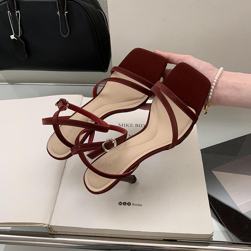 Женские черные босоножки на шпильке во французском стиле - лето 2025 года с тонким ремешком и квадратным носком