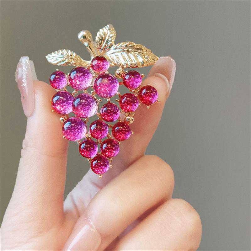 Light Luxury Grape Brooches For Women Girls Elegant Temperament Fruit Corsage Suit Pins Party Clothing Accessories Gifts