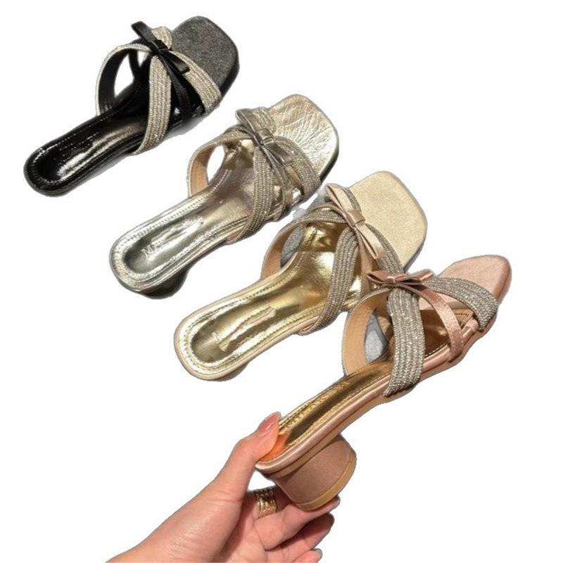 Тапочки женские летние 2025 новые босоножки со стразами и бантом на толстом каблуке с квадратным носком и открытым носком универсальные модные туфли на высоком каблуке