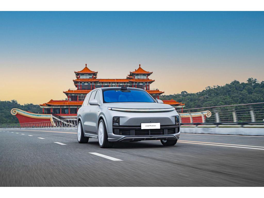 Обвес YOFER для Li Auto L8: Включает передний бампер, боковые юбки, заднее антикрыло, накладку и бампер, угловые накладки и передний сплиттер.