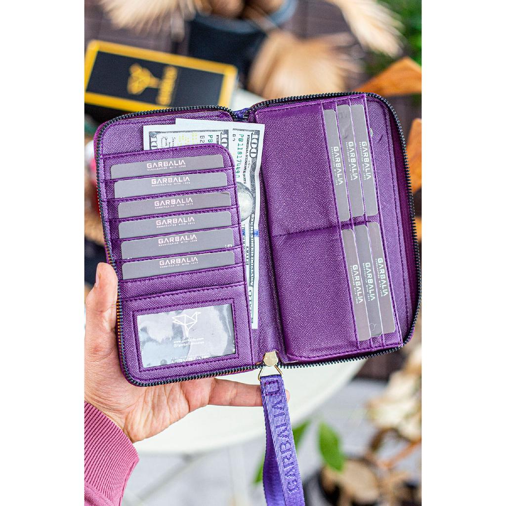 Tilburg Кошелек-портфель с ручкой на запястье и соломенным узором сливово-фиолетового цвета с большим количеством визитниц